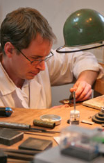 Artisan bijoutier Fabrice Leroy dans son atelier en Orne, Basse Normandie